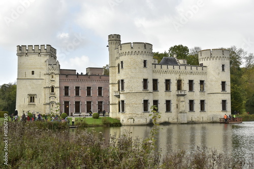 Le château aux allures médiévales de Bouchout dans l'étang principal du domaine du Jardin Botanique National de Belgique à Meise