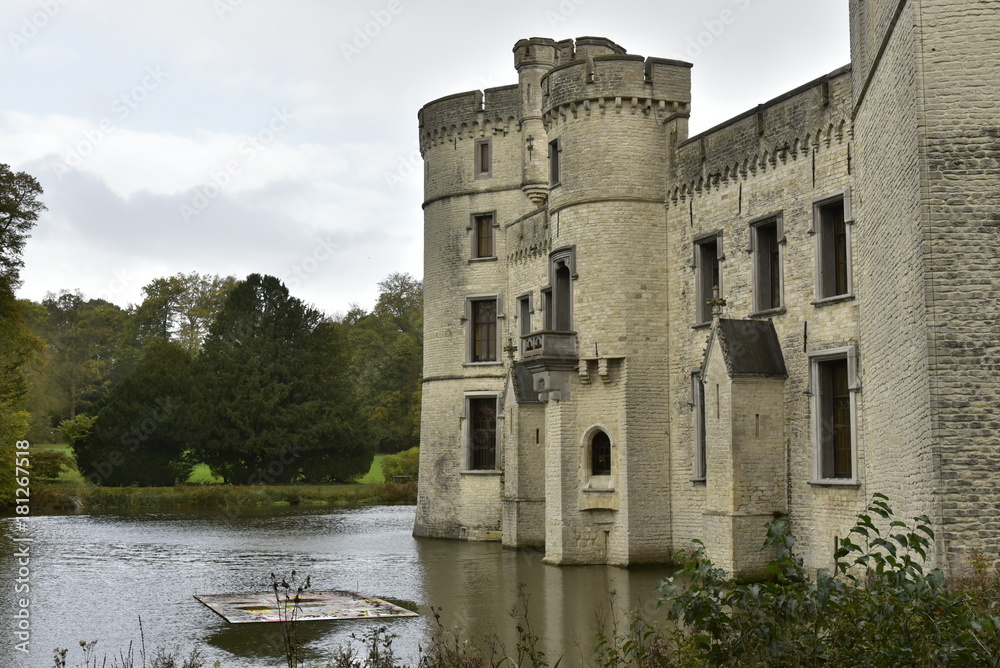 Les tourelles en pierres calcaires du château de Bouchout et l'étang principal sous la pluie au Jardin National de Belgique à Meise