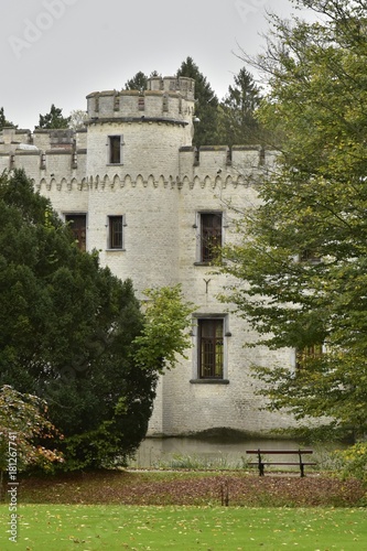 Après la pelouse et les arbres ,l'une des tourelles en style médiéval du château de Bouchout au Jardin Botanique National de Belgique à Meise photo