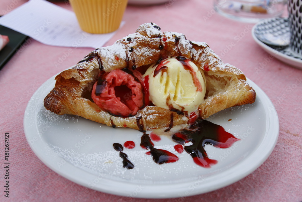 Croissant, Hörnchen, Brioche mit Vanille und Waldfrucht Eis, Fruchtsoße ...