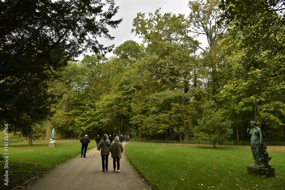 Promenade le long de magnifiques feuillus et conifères de collection au Jardin Botanique National de Belgique à Meise Promenade le long de magnifiques feuillus et conifères de collection au Jardin Botanique National de Belgique à Meise