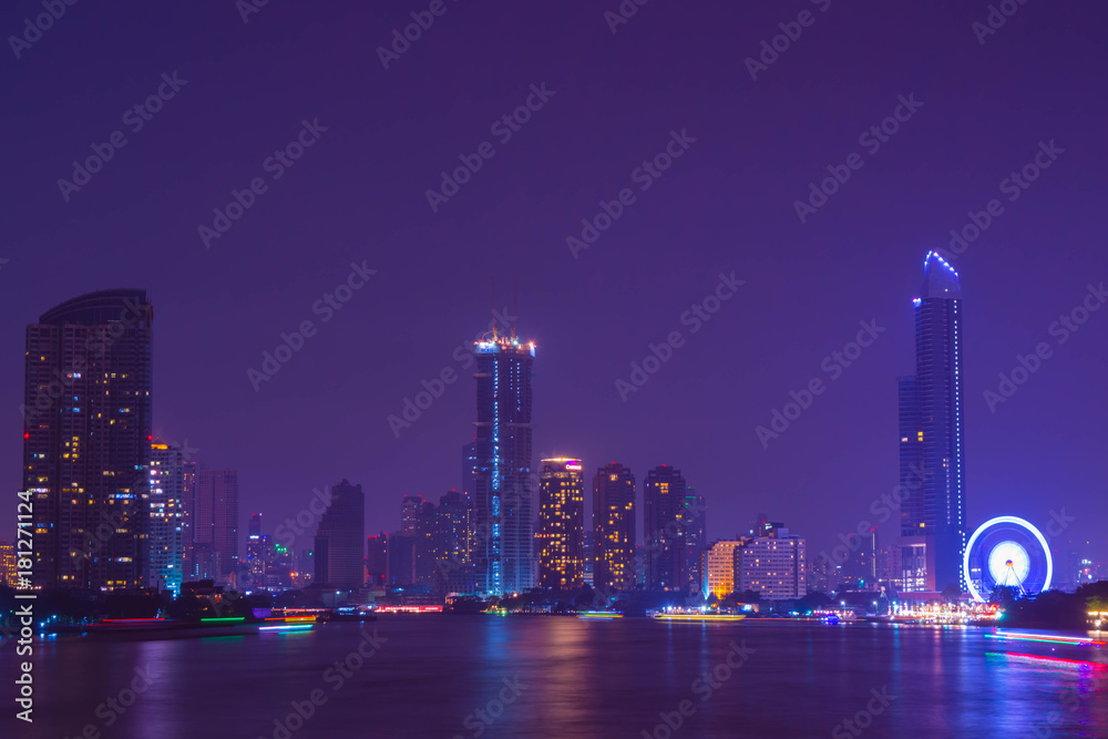 Fototapeta premium タイ バンコク チャオプラヤー川からのバンコク夜景 