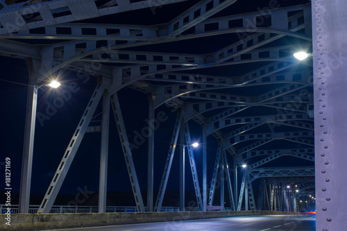 夜に輝く鉄橋