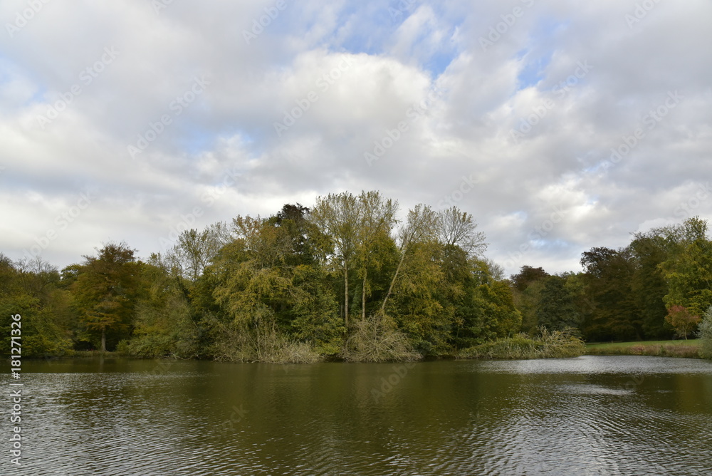 La nature en automne autour de l'étang principal du Jardin Botanique National de Belgique à Meise