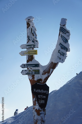 Auf dem Fichtelberg/dick verschneite und bereifte Wegweiser mit Höhenangabe auf dem Fichtelberg in Sachsen,  photo