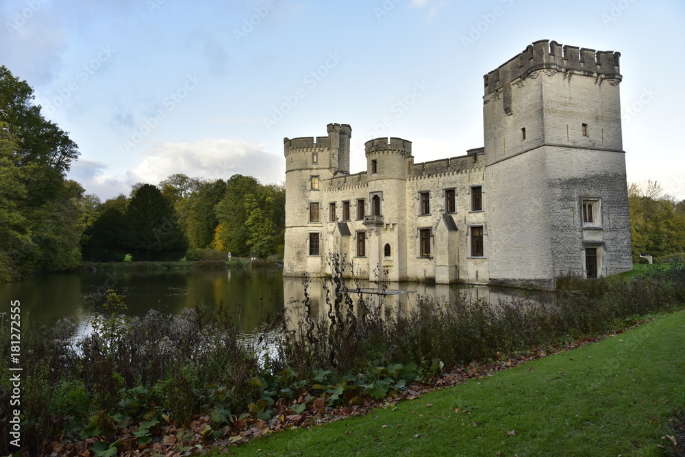 Le château de Bouchout baignant dans l'étang principal en fin de journée ,au Jardin Botanique National de Belgique à Meise