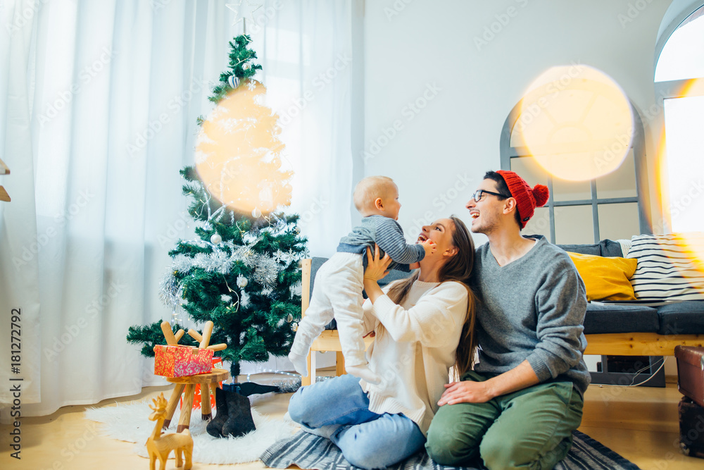 Φωτογραφία Christmas photo of surprised family. mother, father and baby