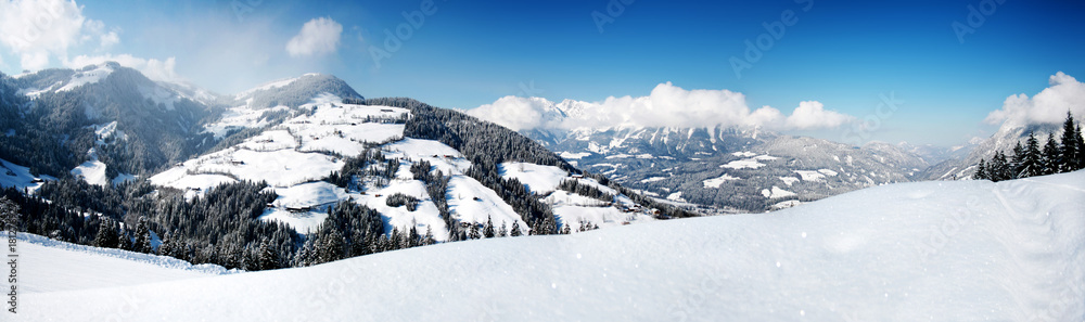 Schöne Winterlandschaft mit Bergen im Hintergrund