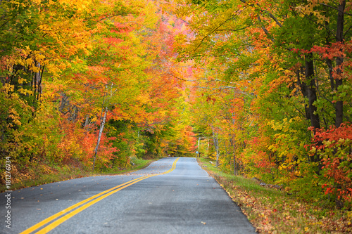 Scenic drive through New England country side © SNEHIT PHOTO