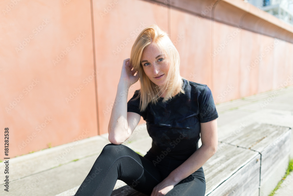 Fototapeta premium Junge Frau im Sportoutfit in der Stadt