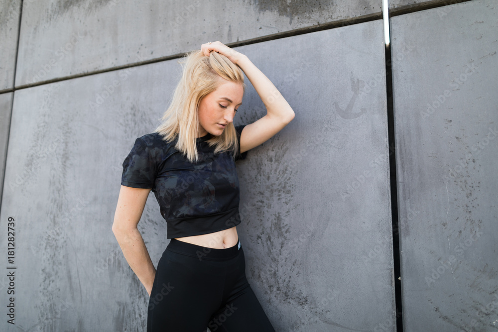 Fototapeta premium Junge Frau im Sportoutfit in der Stadt