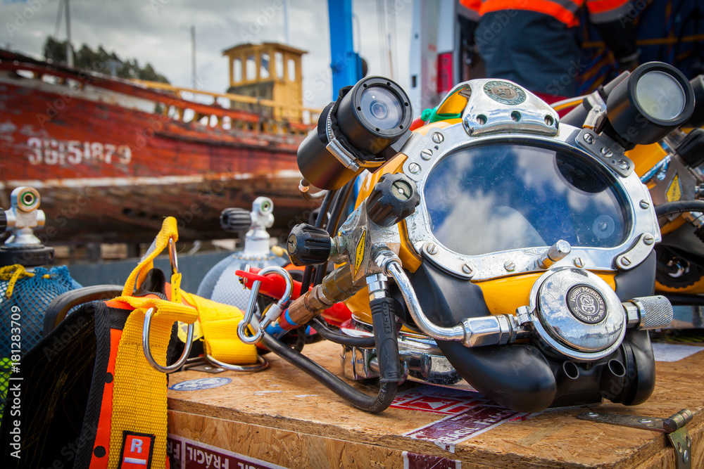 Casco de buzo profesional con cámara incorporada y linterna para una inmersión Casco de buzo profesional con cámara incorporada y linterna para una inmersión