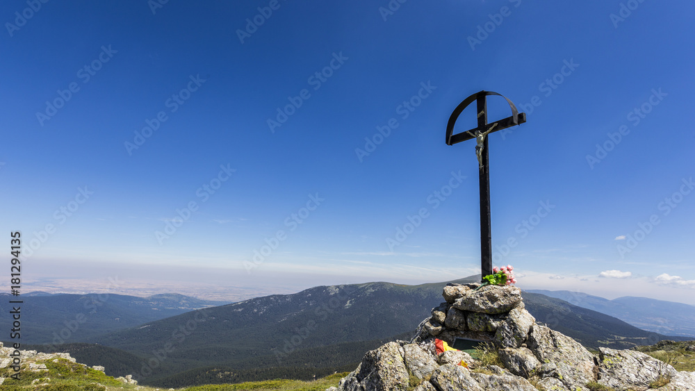 monument in the port of navacerrada.