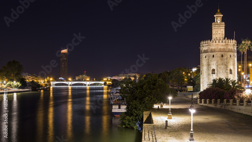 Obraz na płótnie night views of the city of seville. w salonie