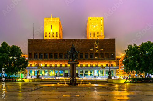 Canvas Print Night view of the town hall in Oslo, Norway
