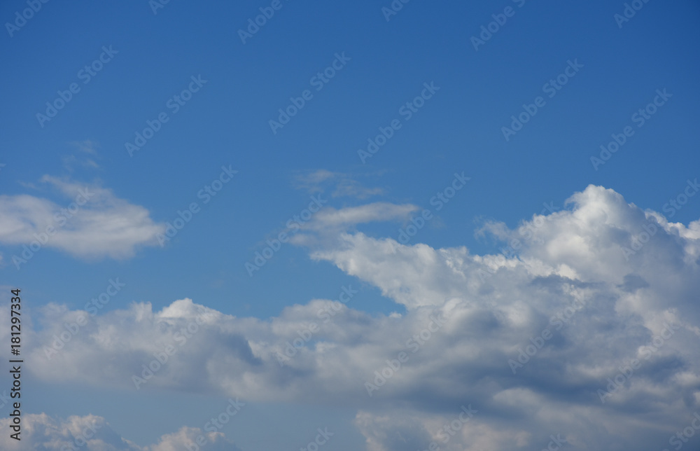 青空と雲「空想・雲のモンスターたち」（直談判、伝える、伝言、口頭注意、物語、空想の、防衛する、密談するなどのイメージ）