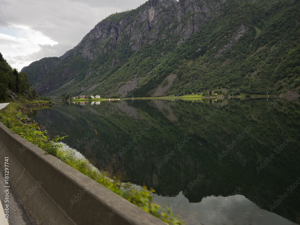 Paisajes de carretera por la zona de ODDA  en el sur de Noruega ,en Europa en el verano de 2017.  Fiordo de Sandvevatnet
