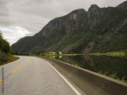Paisajes de carretera por la zona de ODDA  en el sur de Noruega  en Europa en el verano de 2017.  Fiordo de Sandvevatnet  