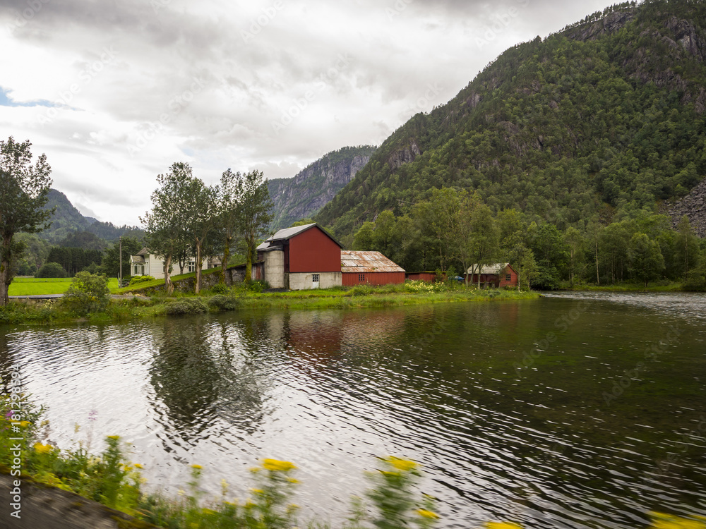 Paisajes de carretera por el trayecto desde ODDA a la cascada de LATEFOSSEN, por el sur de Noruega en Europa en el verano de 2017.  Fiordo de Sandvevatnet
