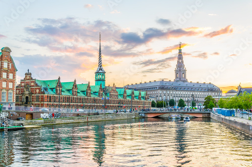 Foto Sunset view of the Borsen and Christiansborg slot palace in Slotsholmen, in Cope