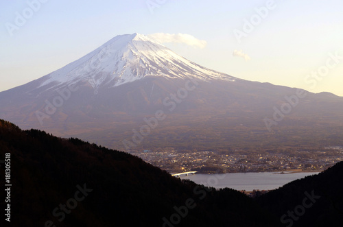 三つ峠山中腹からの河口湖と富士山