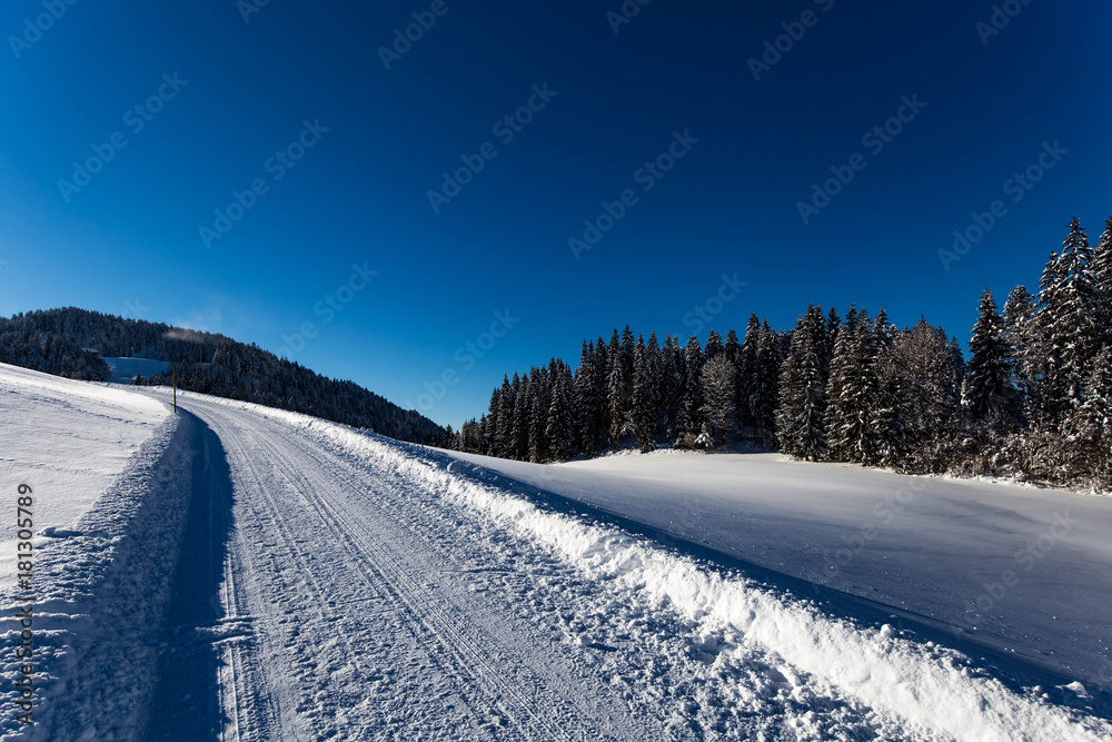 Obraz premium Schneefahrbahn am Berg