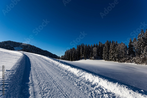 Schneefahrbahn am Berg © Martin Exenberger