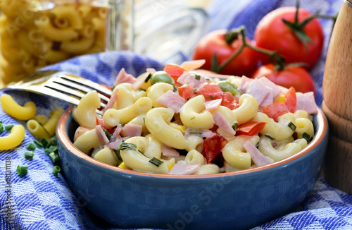 Nudelsalat in Keramikschale auf Küchentuch, Foodstyling  photo