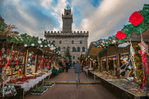 Mercatini di Natale in piazza Grande a Montepulciano, Toscana photo