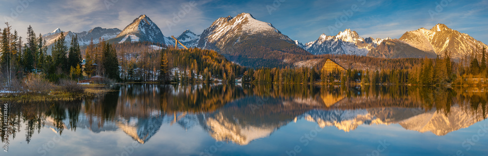 Plakat panorama górskiego jeziora w zimowej scenerii, Strbske Pleso, Słowacja, Wysokie Tatry