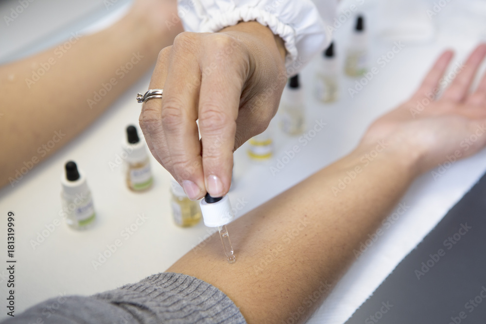 Donna che si sottopone alle prove allergiche Donna che si sottopone alle prove allergiche