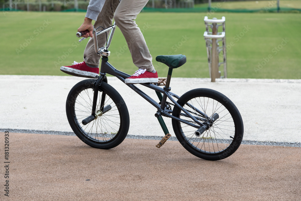 Fototapeta premium BMXを操る男性
