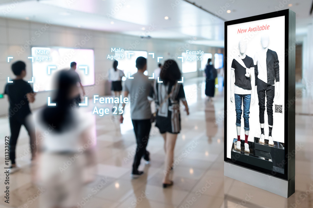 Intelligent Digital Signage , Augmented reality marketing and face  recognition concept. Interactive artificial intelligence digital  advertisement in retail shopping Mall. foto de Stock | Adobe Stock