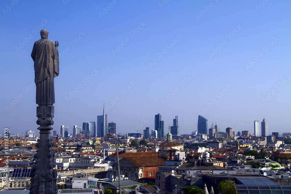 MILANO CON GUGLIE DEL DUOMO E GRATTACIELI LOMBARDIA ITALIA ITALY MILANO CON GUGLIE DEL DUOMO E GRATTACIELI LOMBARDIA ITALIA ITALY