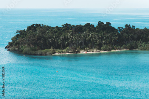 Fototapeta Naklejka Na Ścianę i Meble -  Small Island off of Koh Chang, Surrounded by Beautiful Blue Water