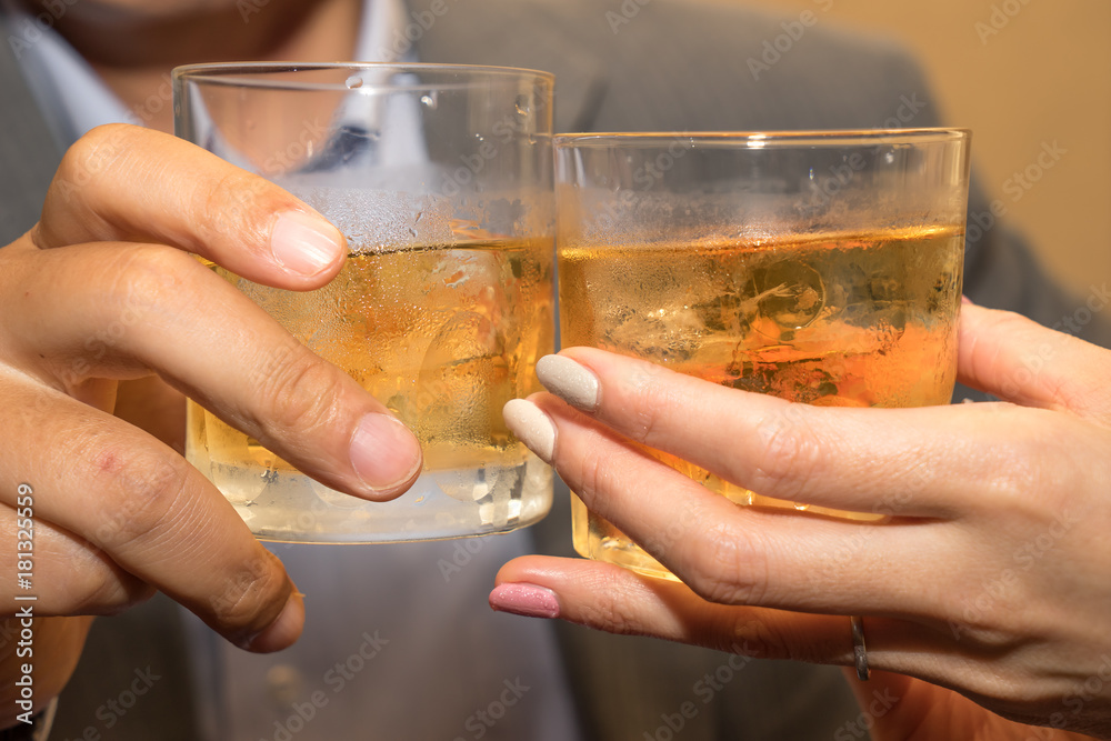 Close up of couple toasting whiskey glasses. (カップル乾杯シーン ウイスキー イメージ) Close up of couple toasting whiskey glasses. (カップル乾杯シーン ウイスキー イメージ)