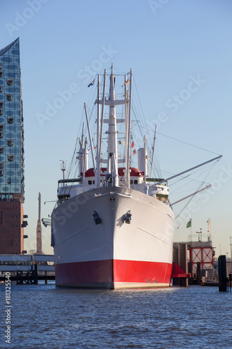 Cap San Diego vor der Elbphilharmonie photo