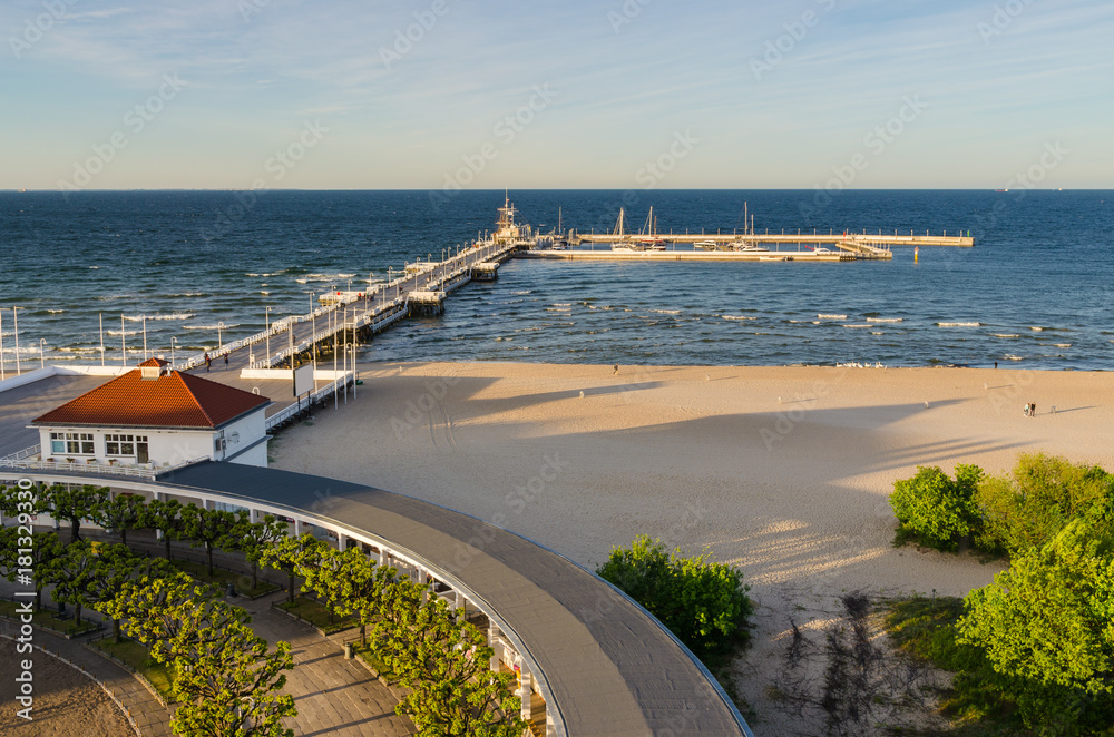 Fototapeta premium Widok na drewniane molo i piękną piaszczystą plażę w kurorcie Sopot. Morze Bałtyckie, Polska.