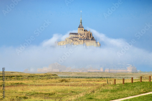 Le Mont saint Michel entour   de brume de mer  Normandie  Manche  Cotentin  France 