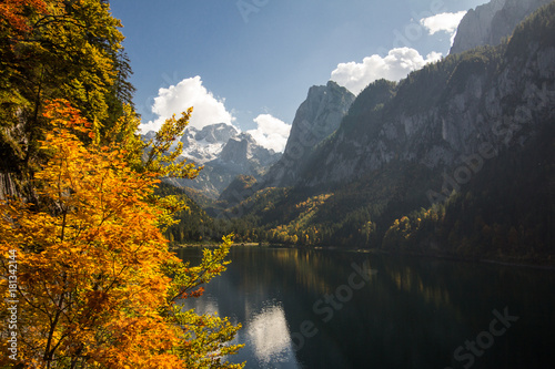 Fototapeta Naklejka Na Ścianę i Meble -  Autumn in Salzkammergut - Dachstein and Gosausee, Austria