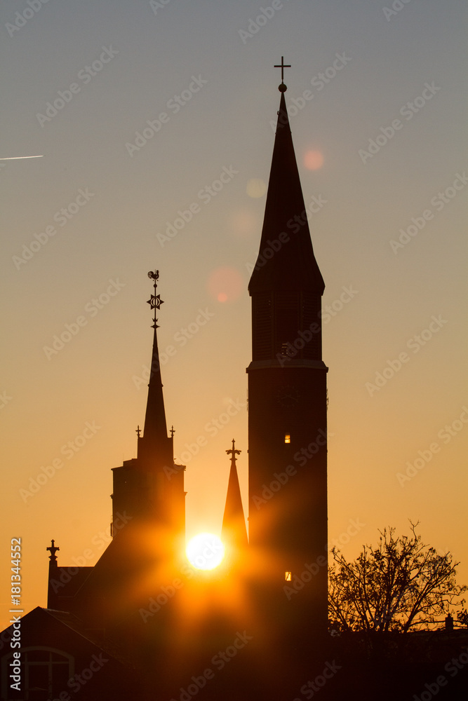 Sonnenaufgang an der Kirche
