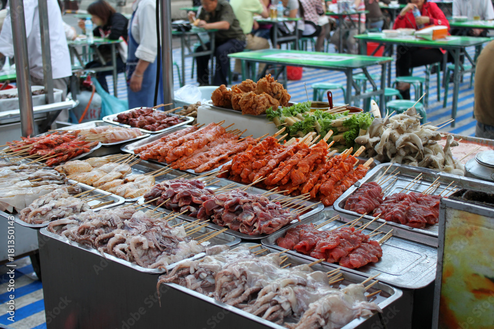 Obraz premium Street food. The Chinese city of Urumqi.