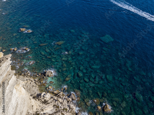 Vista aerea sulle scogliere di calcare bianco, falesie. Corsica, Francia. Stretto delle Bocche di Bonifacio che la separa la Corsica dalla Sardegna © Naeblys