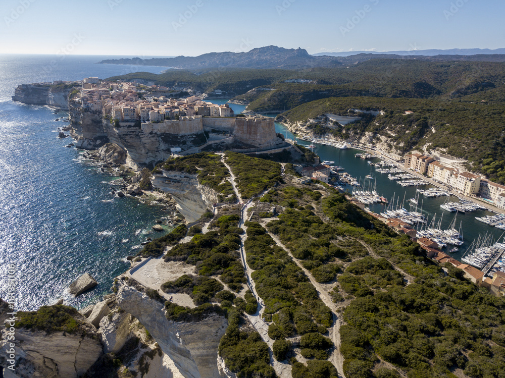 Vista aerea della città vecchia di Bonifacio costruita su scogliere di calcare bianco, falesie. Corsica, Francia. Stretto delle Bocche di Bonifacio che la separa la Corsica dalla Sardegna 