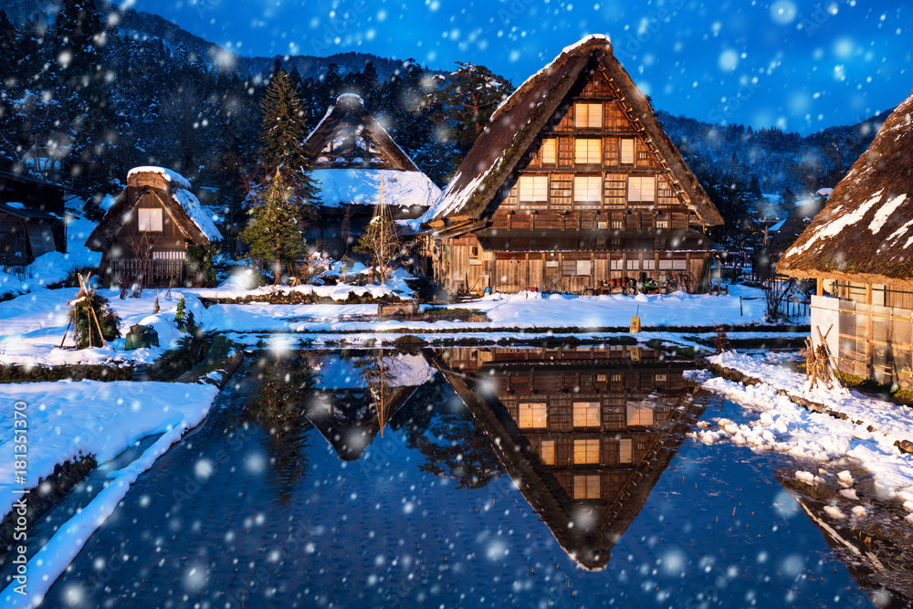 Fototapeta premium Wioska Shirakawago w Japonii w zimie