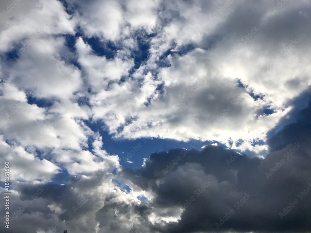 Fototapeta premium bewölkter Himmel mit blauen Flecken 