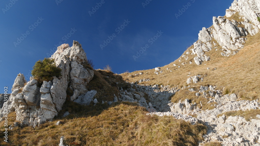 Rocce e cielo azzurro in Grigna nelle Alpi di Lecco