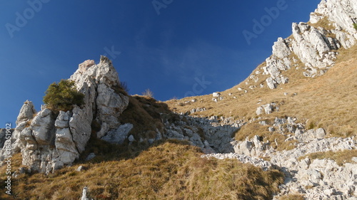 Rocce e cielo azzurro in Grigna nelle Alpi di Lecco