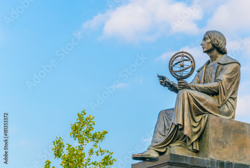 Tableau sur toile Statue of astromoner Copernicus in Warsaw Poland in front of Academy of Science