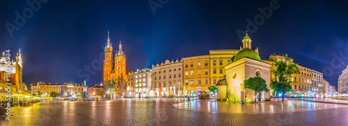 Tableau sur toile Night view of the rynek glowny main square with the church of Saint Mary and church of Saint Adalbert in the polish city Cracow/Krakow